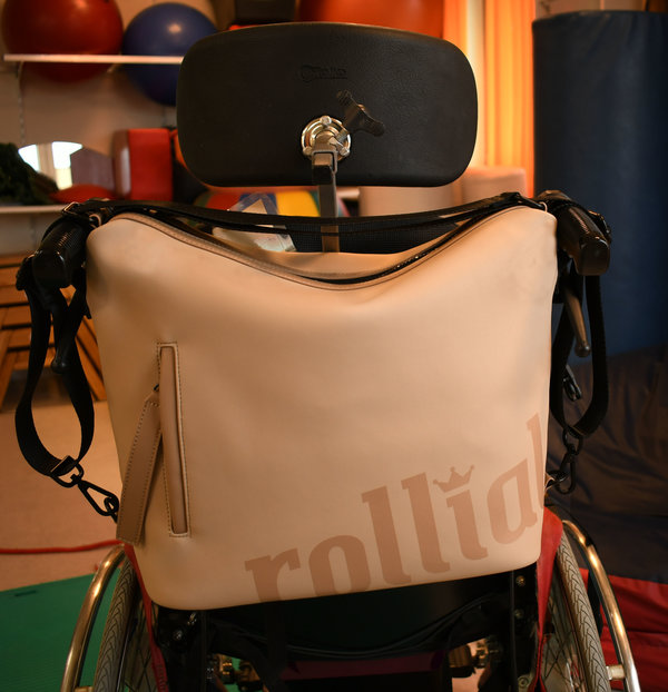 rollial Tasche Modell Robin am Rollstuhl befestigt